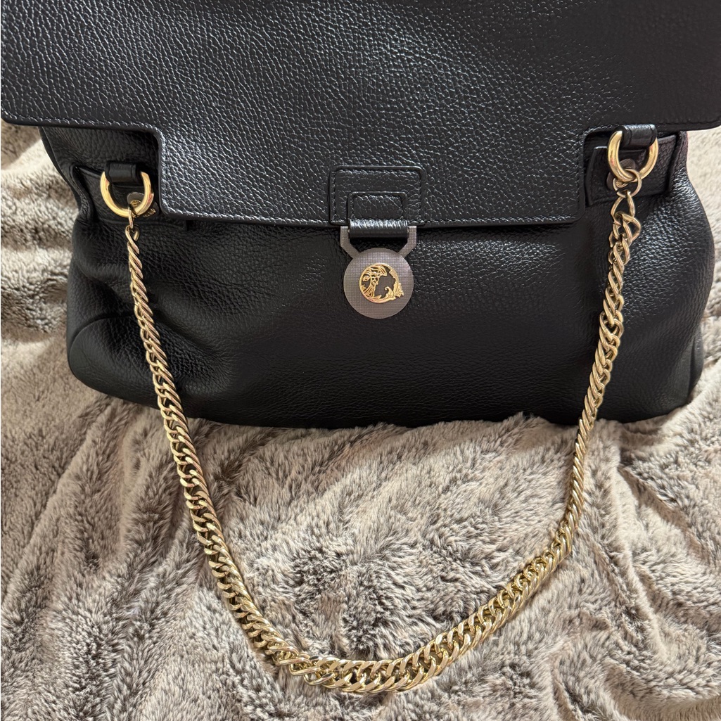 Elegant Black Leather Bag With Gold Chain